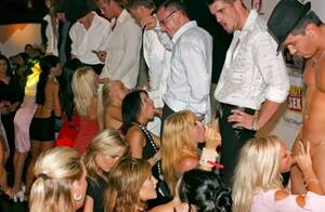Girlfriends Party Blowjobs - Blowjob Party Porn Pics & Naked Photos - PornPics.com